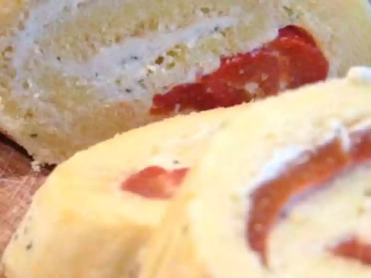 Roulé de genoise au poivron mariné et crème de fromage aux herbe - photo 2