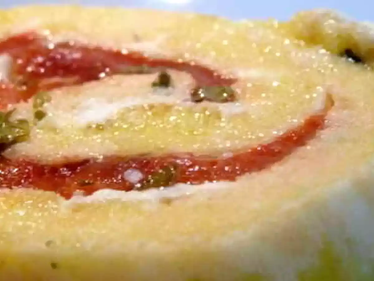 Roulé de genoise au poivron mariné et crème de fromage aux herbe - photo 3