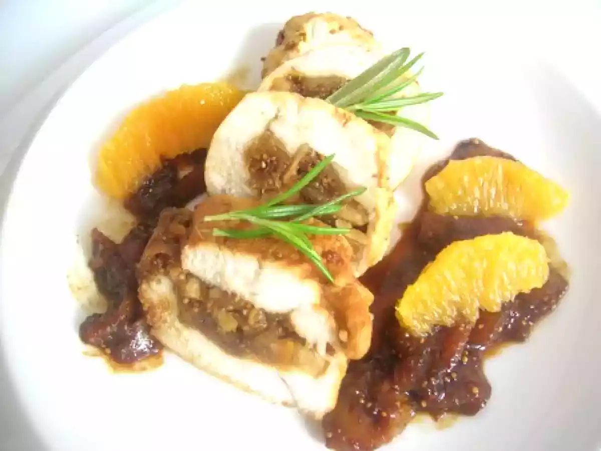 Roulé de poulet aux figues, orange et romarin
