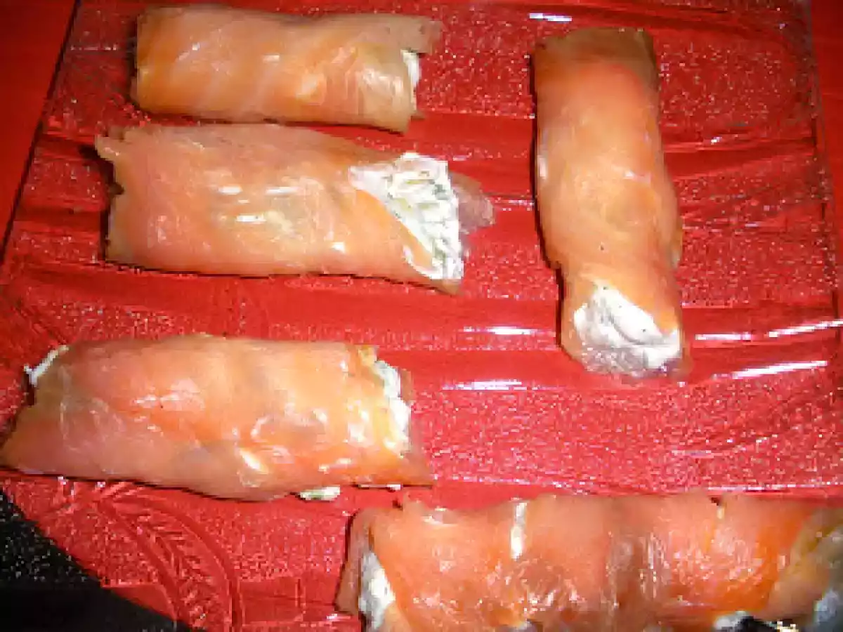 Roulé de saumon fumé avec chantilly salé et avocat