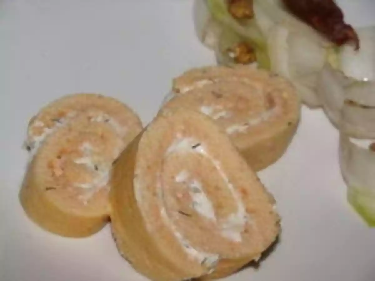 Roulé de saumon fumé, sauce à l'aneth