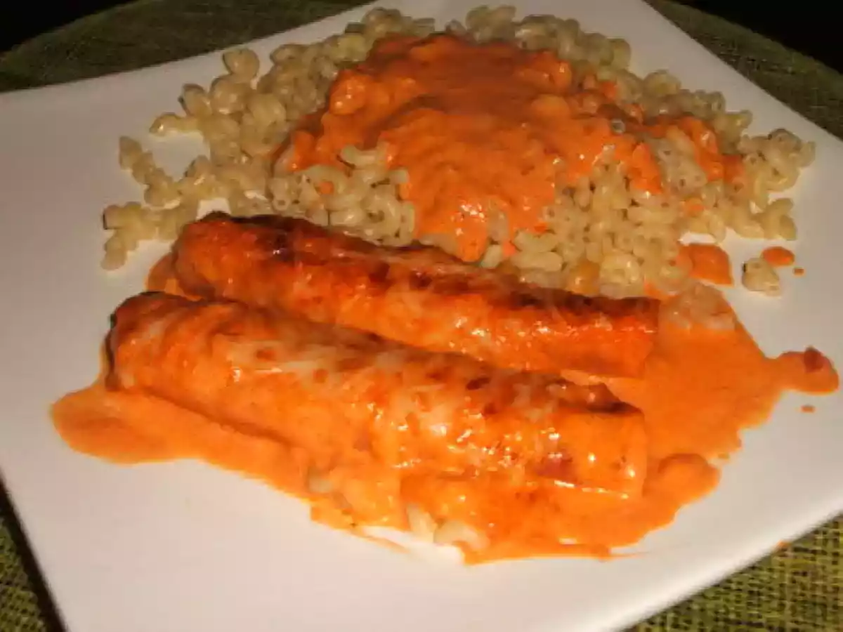 Rouleaux de jambon gratinés, sauce crème & tomate