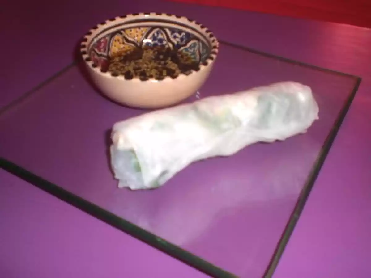 ROULEAUX DE PRINTEMPS AU CHEVRE, PIGNONS DE PIN ET POUSSES D'EPINARD FRAICHES