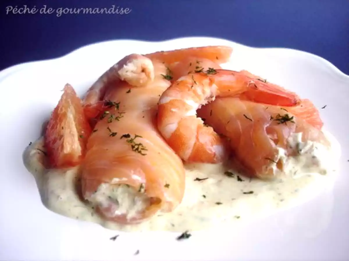 Rouleaux de saumon fumé aux crevettes et pamplemousse, sauce curry