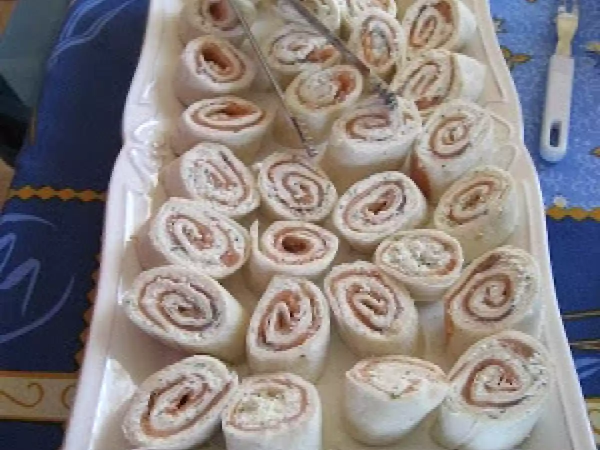 Roulés au chèvre et saumon fumé sur ma table de brunch de la fête des mères