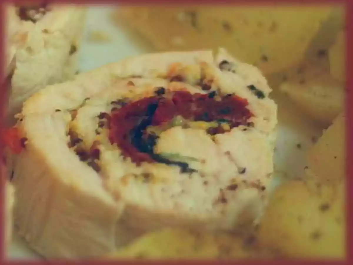 Roulés de poulet aux tomates séchées, moutarde, emmental et basilic.