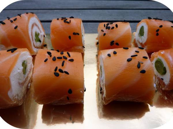 Roulés de saumon fumé au chèvre frais et asperge verte façon sushis