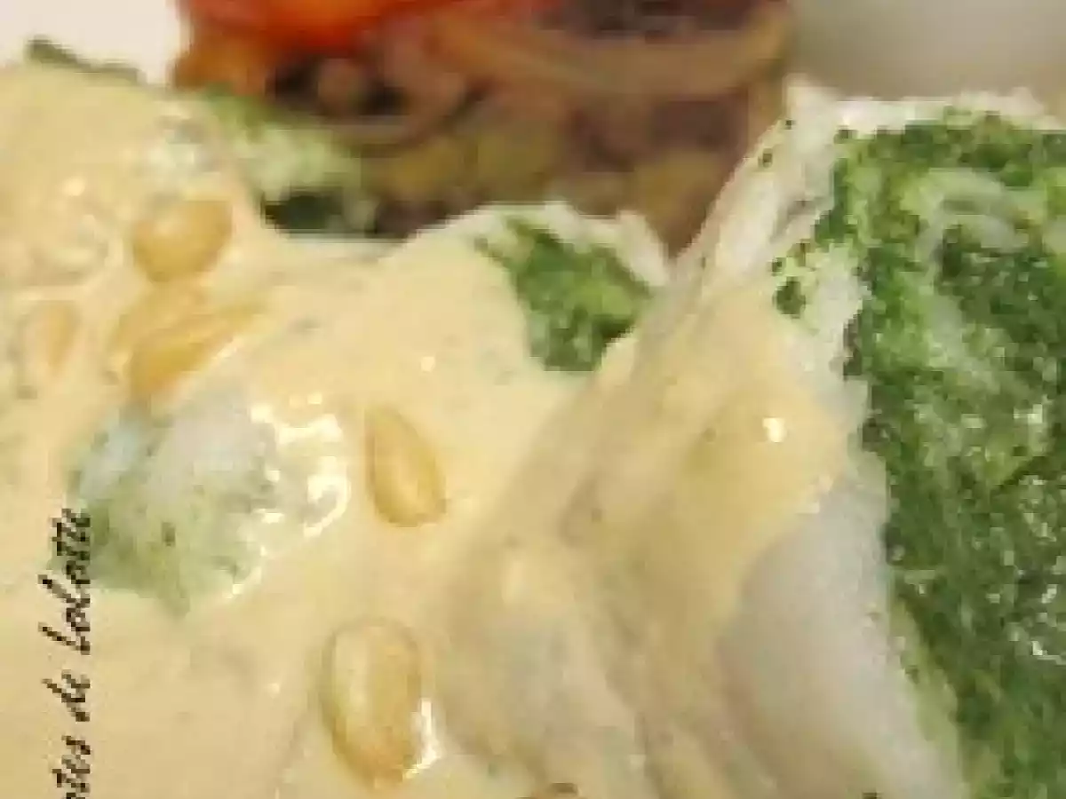 Roulés de sole aux épinards, pignons et parmesan, sauce à la moutarde au bleu