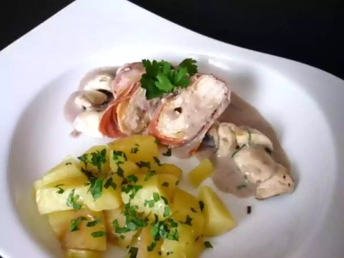 ROULES DE SUPRÊMES DE PINTADES EN ROBE D'AOSTE ET SAUCE CHASSEUR