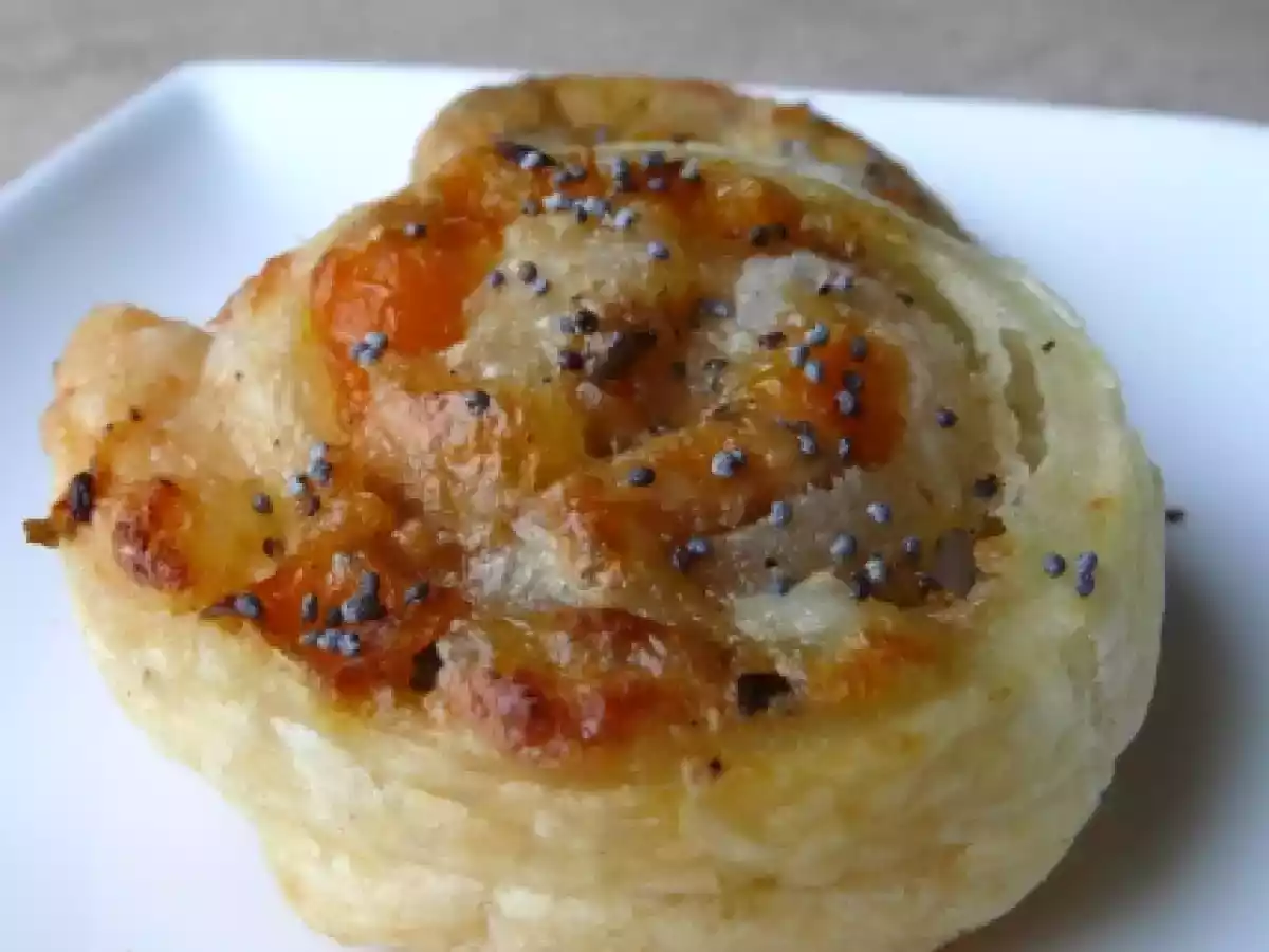 Roulés feuilletés à la mozza/poivron confit et pavot