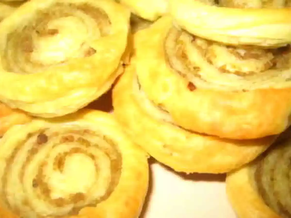 Roulés feuilletés à la tapenade verte et noisette