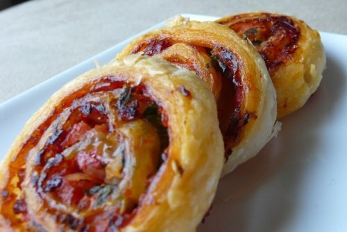 Recette de roulés feuilletés à la tomate et au bacon