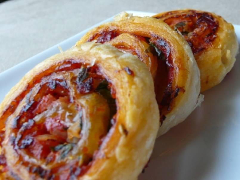 Roulés feuilletés à la tomate et au bacon