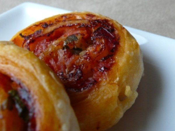 Recette de roulés feuilletés à la tomate et au bacon