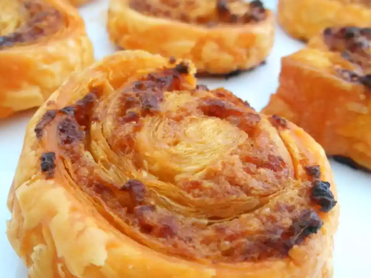 ROULÉS FEUILLETÉS CHORIZO & PARMESAN