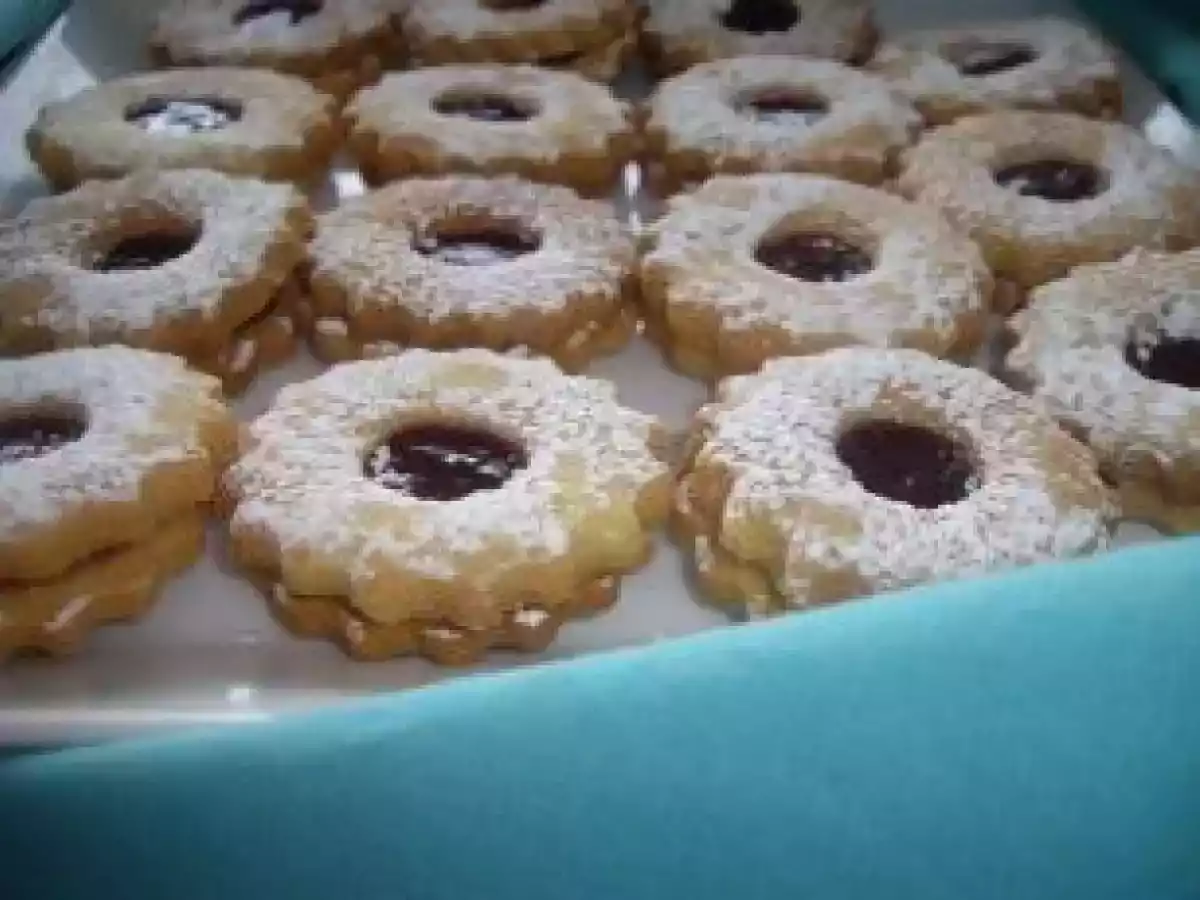 Sablés à la confiture de fraise & petits biscuits chocolat-amandes