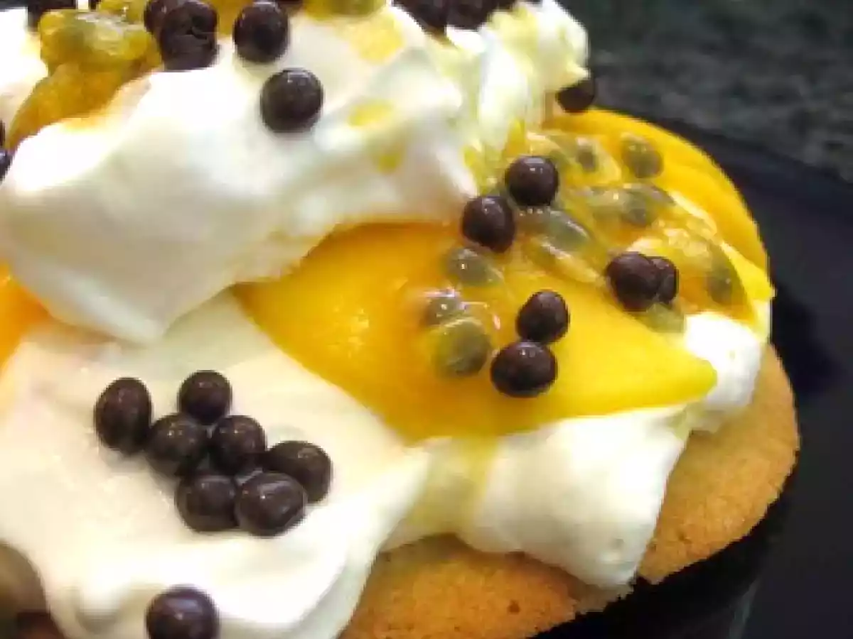 Sablés fins à la mangue, crème fouettée aux fruits de la passion