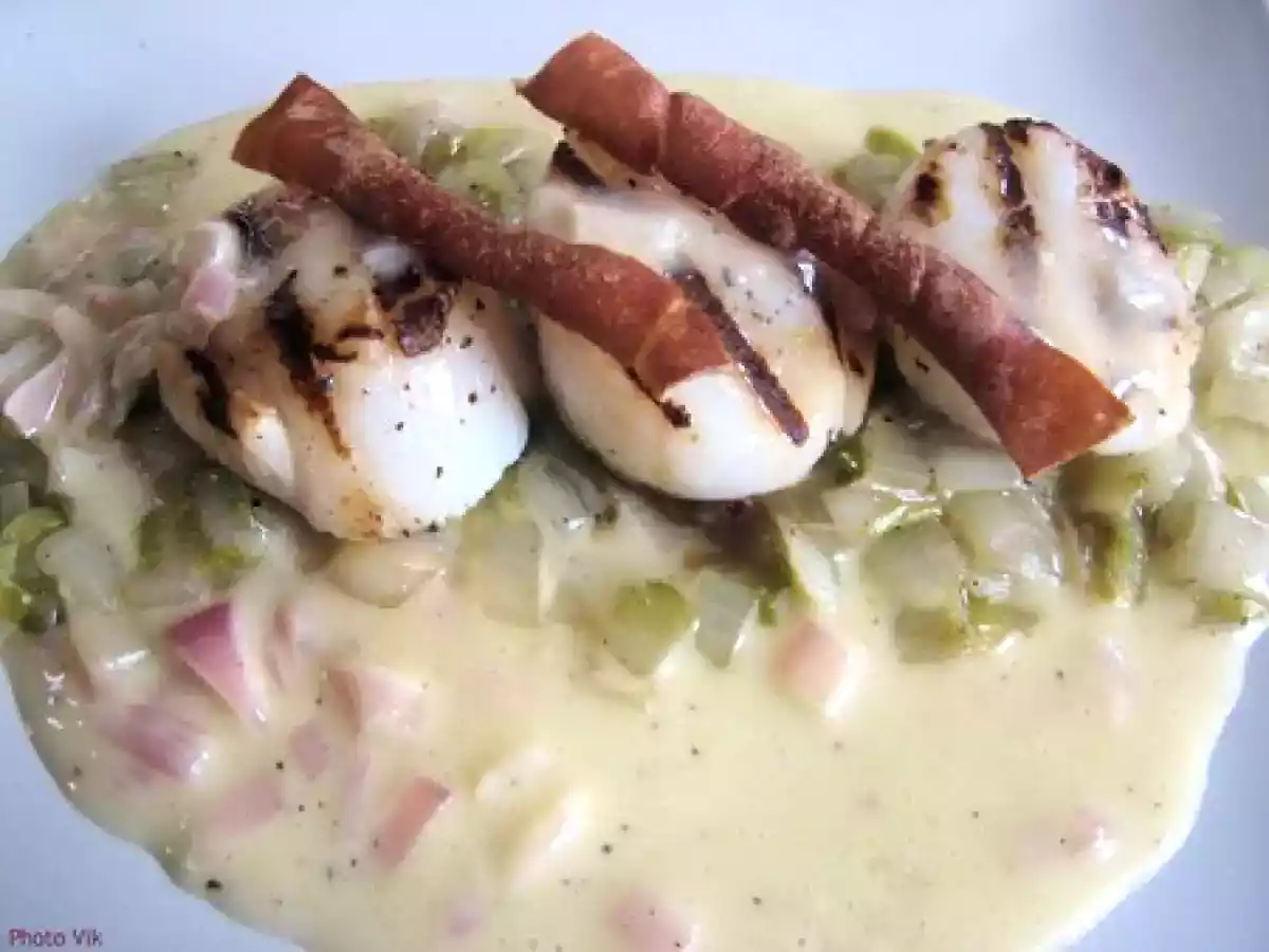 Saint Jacques aux chicons*, beurre blanc et chips de jambon de Parme
