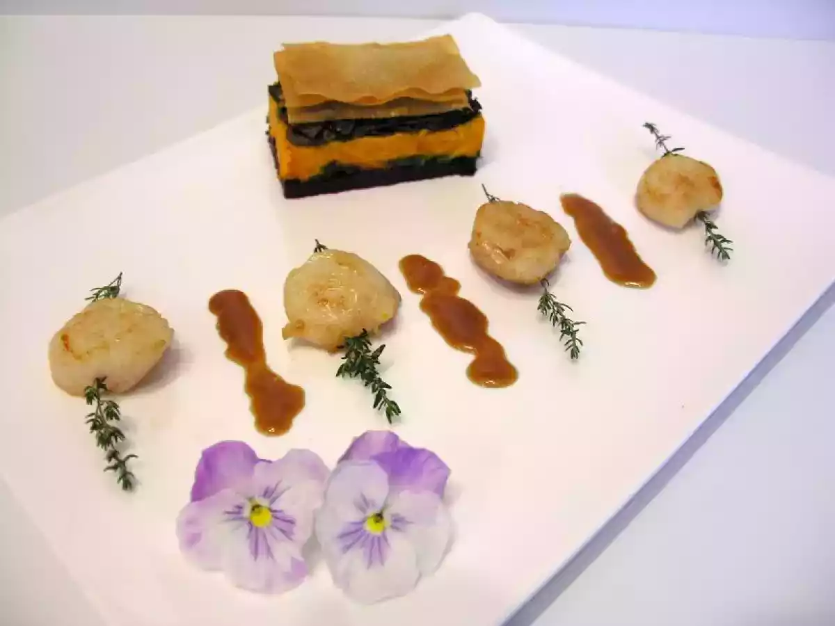 Saint Jacques et Mille-Feuilles aux Cèpes, Potimarron et Betterave sur Caramel de Xérès