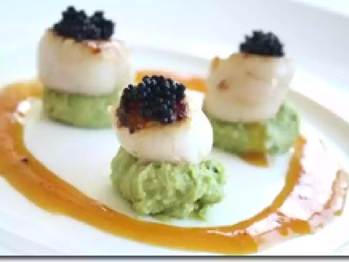 Saint-Jacques, Guacamole et Oeufs de Poisson au Beurre d'Agrumes