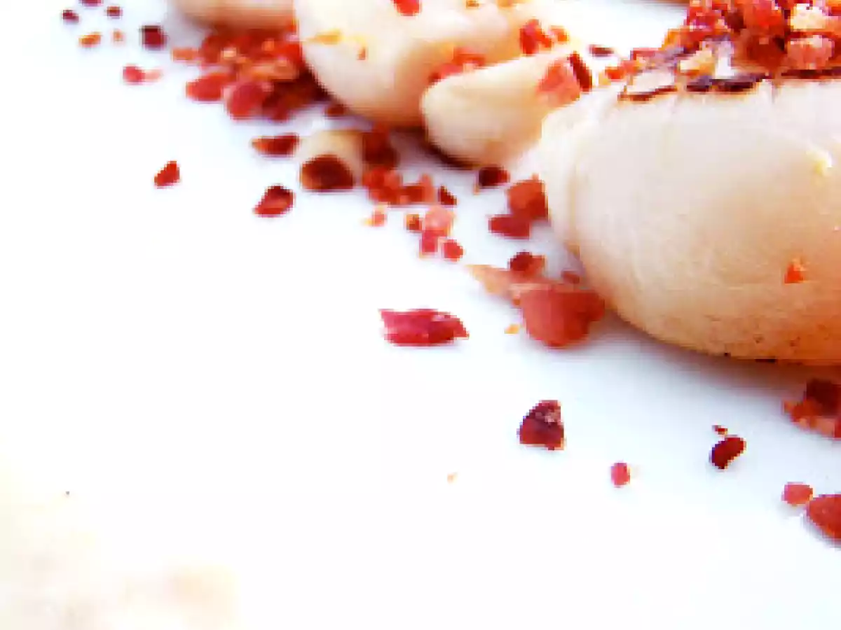 Saint Jacques, poudre de lard, puree celeri-oranges et sauce au sable breton