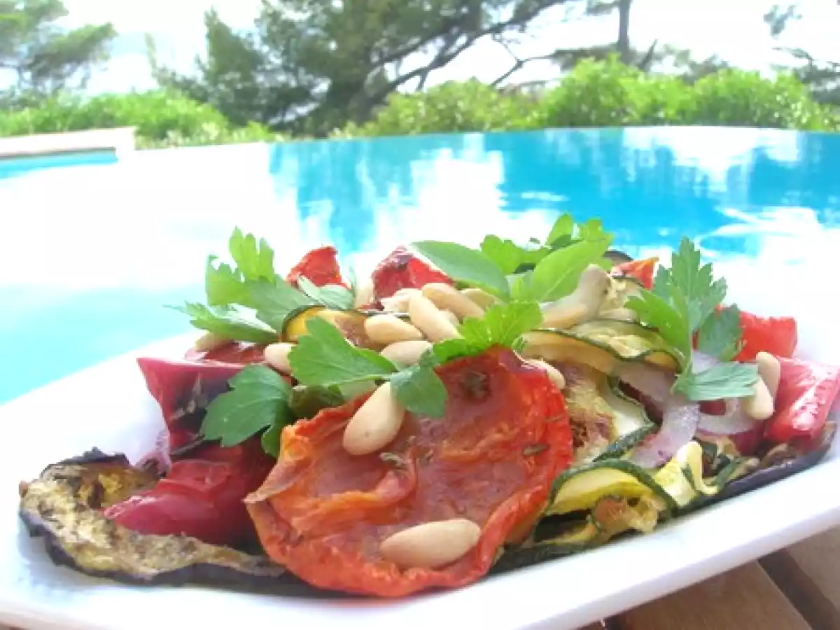 Salade 100% été aux légumes grillés et pignons du jardin