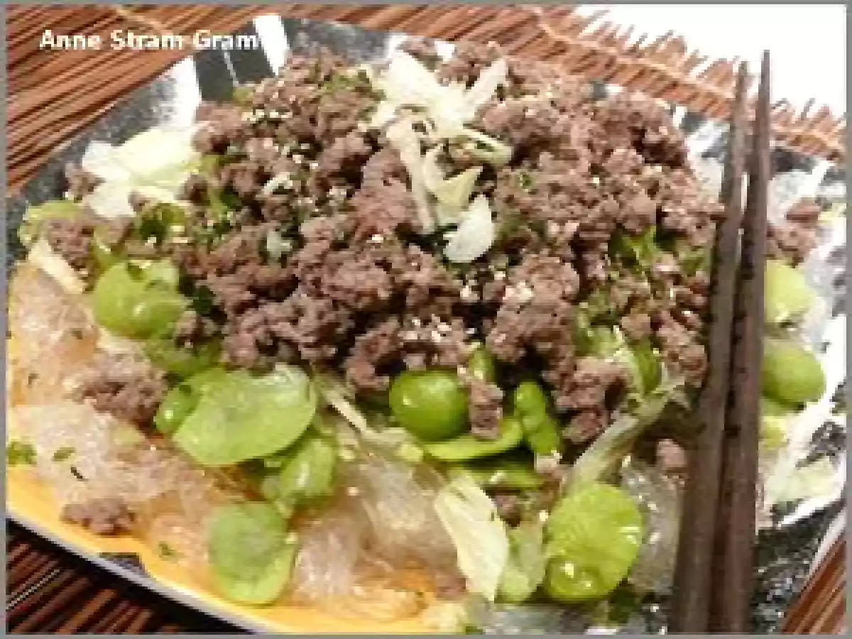 Salade au boeuf hâché et aux fèves, aux saveurs asiatiques