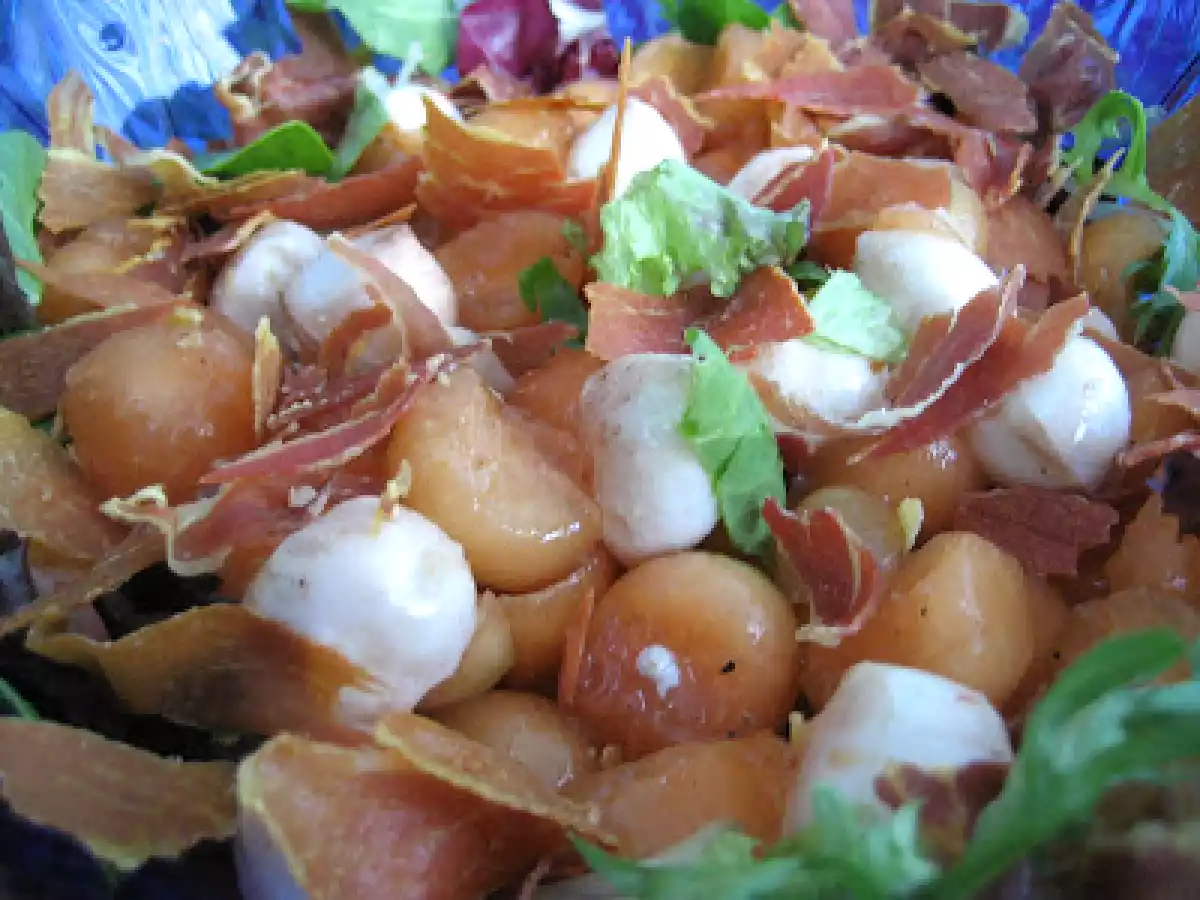 Salade au cantaloup et aux bocconcini