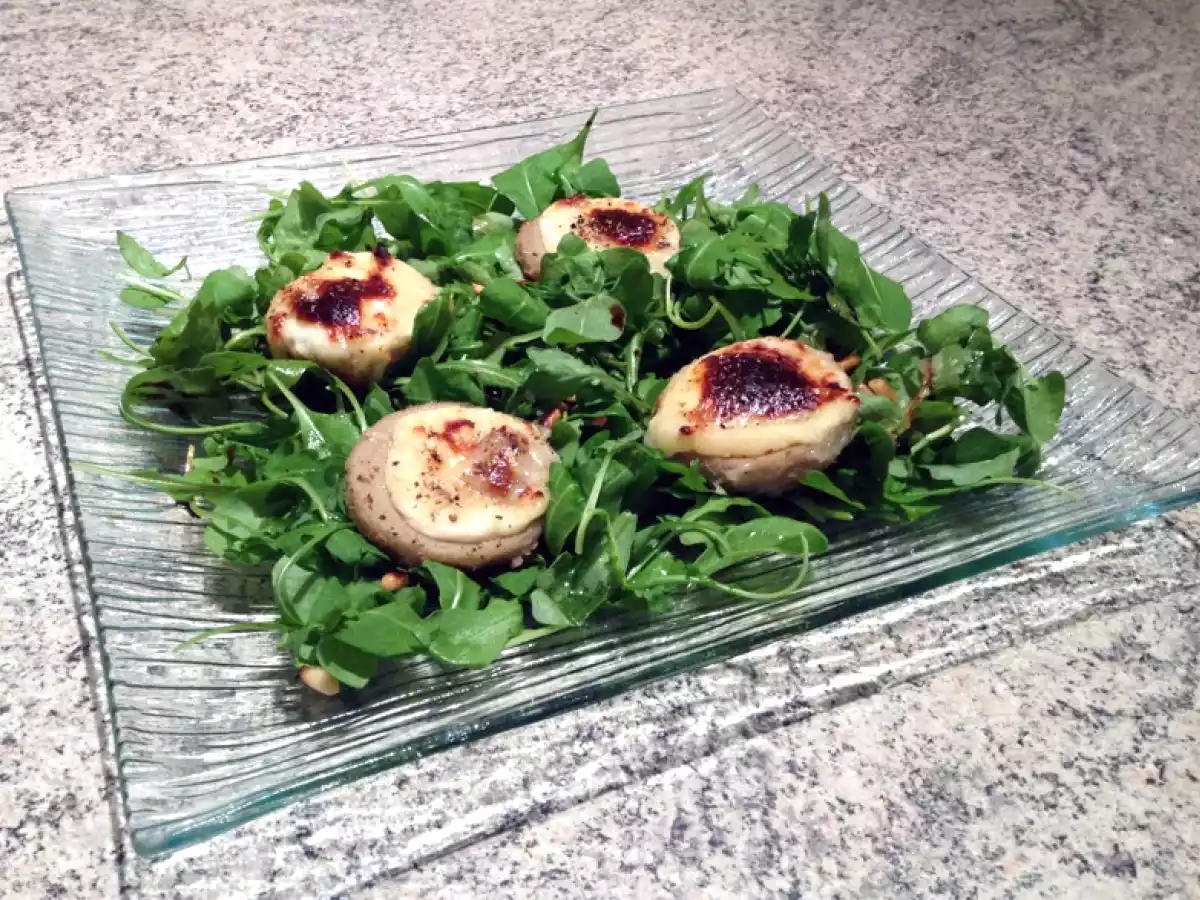 Salade au chèvre, fonds d'artichaut et pignons de pin