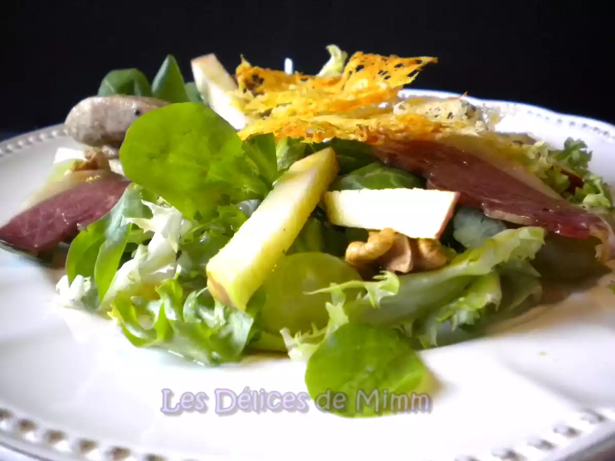 Salade automnale aux filets de caille, magret fumé et fruits de saison