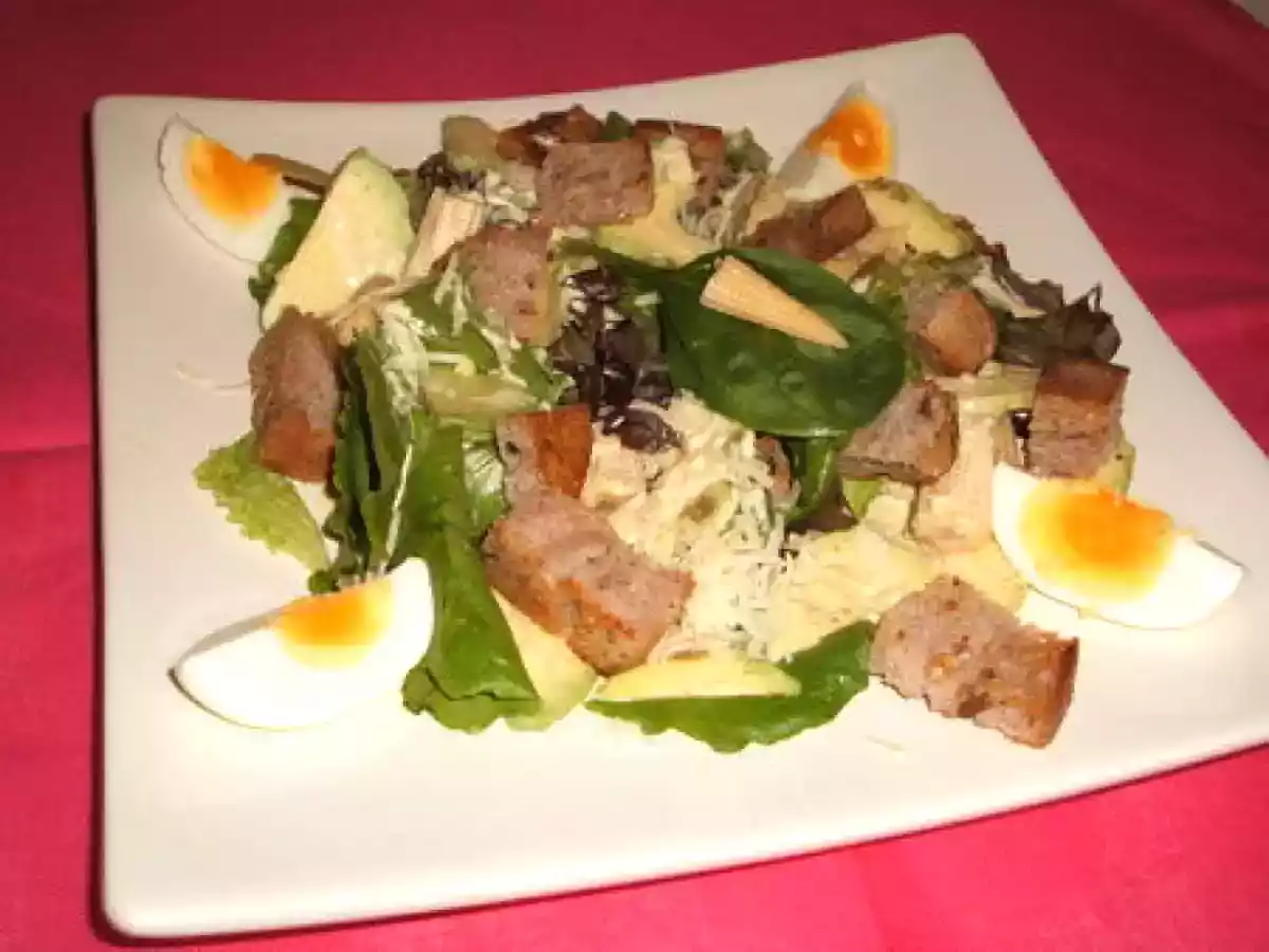 Salade aux avocats, mini-épis de maïs, emmental & croûtons aux noix