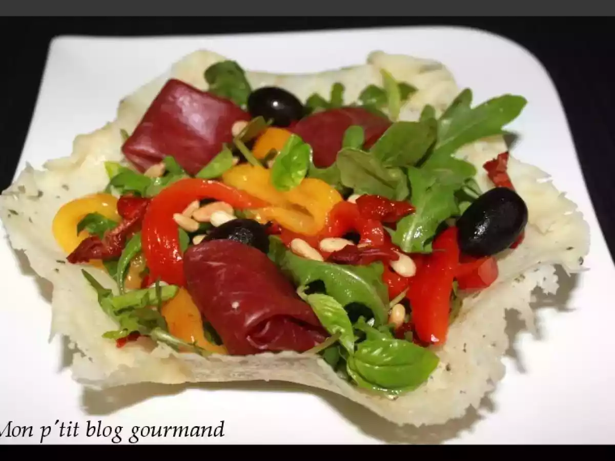 Salade aux couleurs italiennes dans une coque de parmesan et romarin