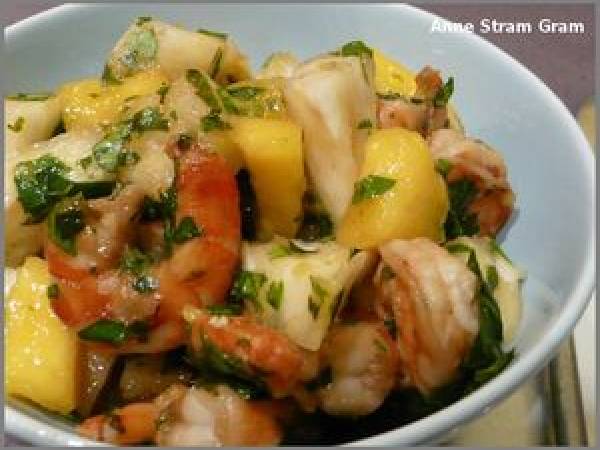 Salade aux crevettes, mangue et ananas