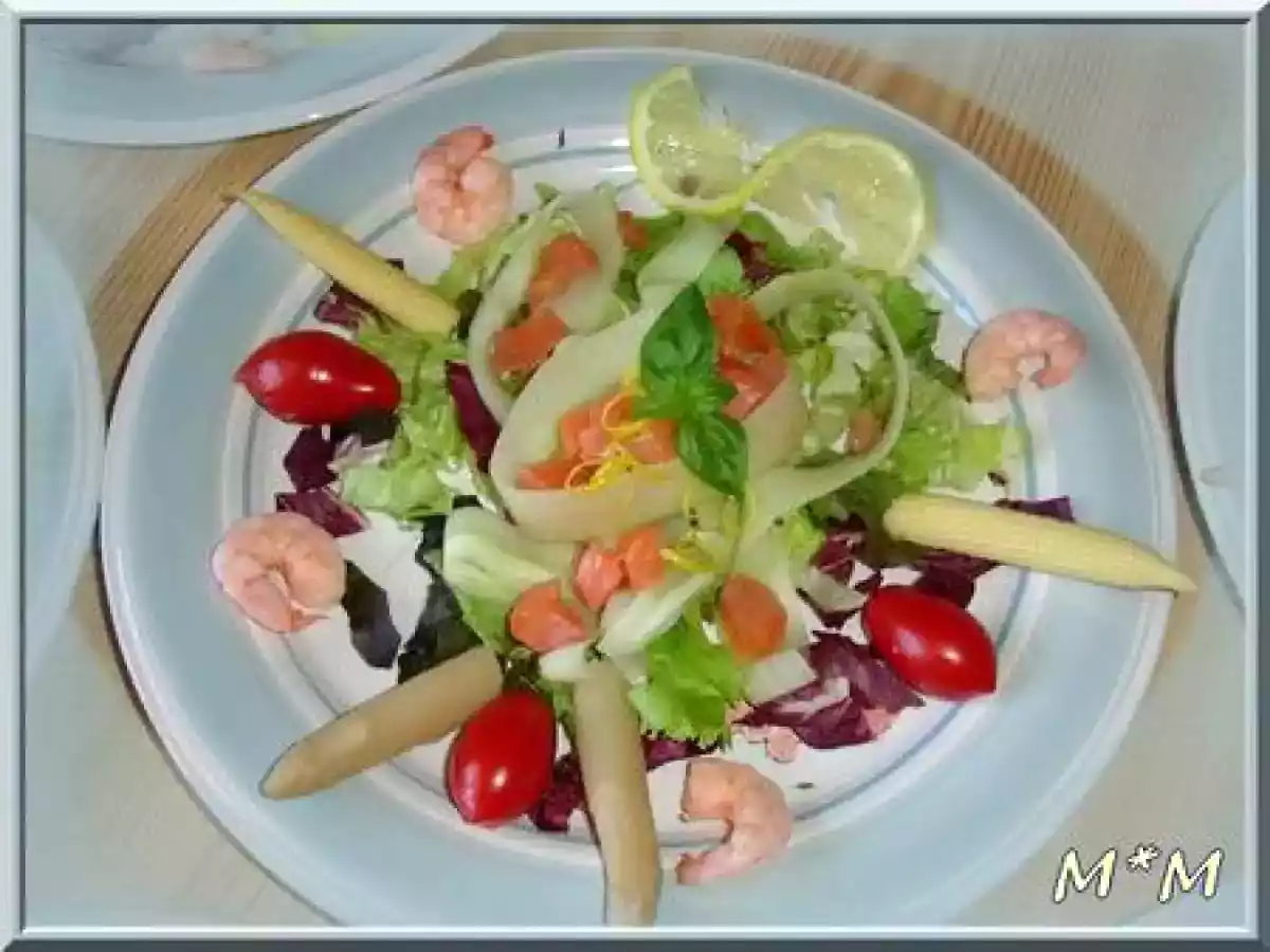 Salade aux dés de saumon fumé et crevettes