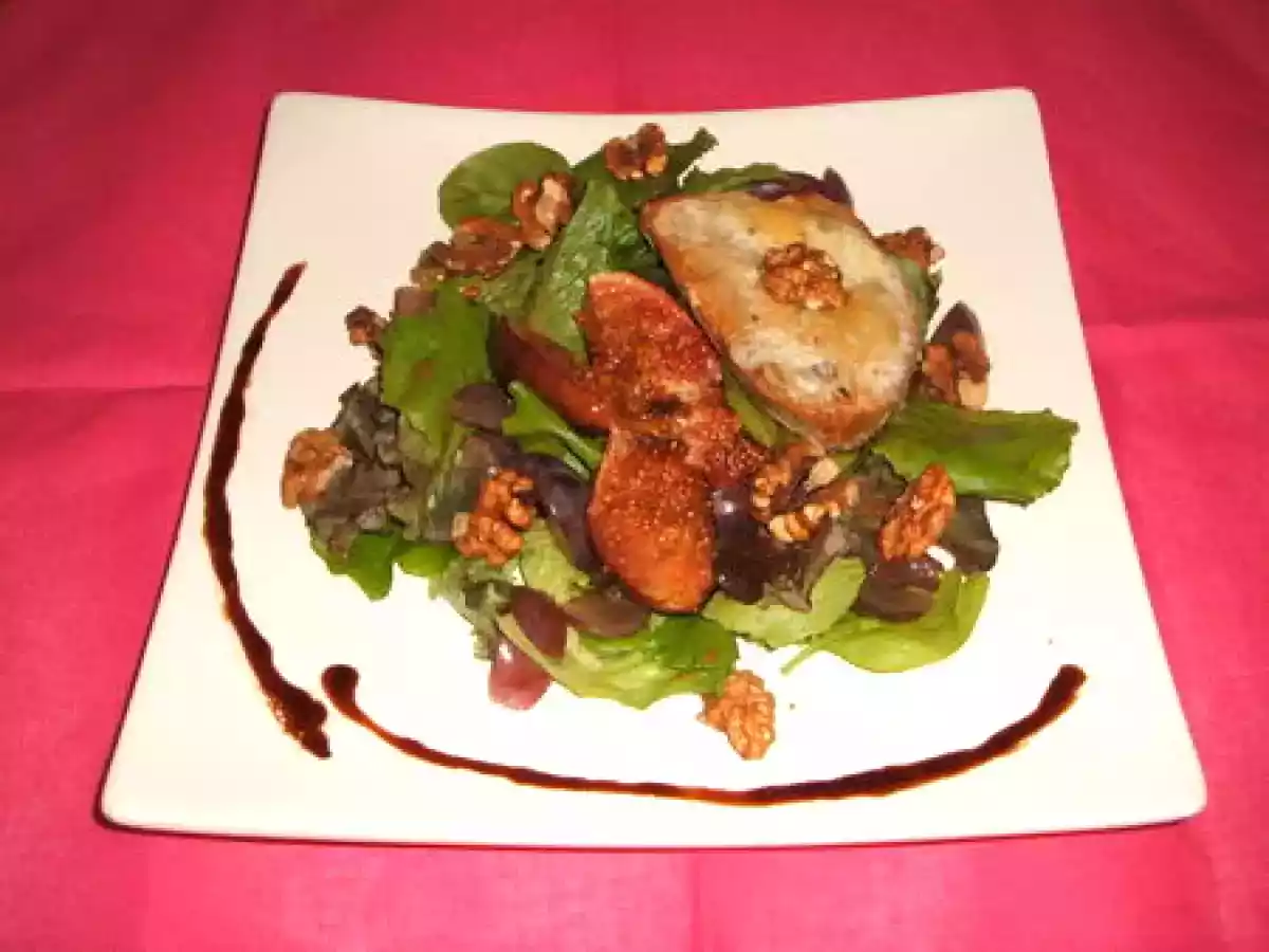 Salade aux figues rôties au balsamique, noix et toast au gorgonzola