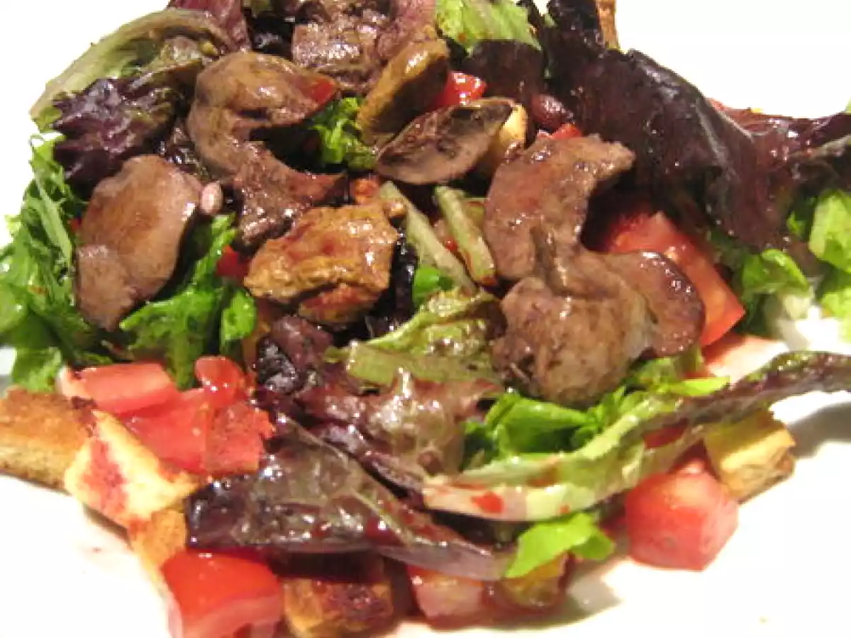 Salade aux foies de volaille et vin de coquelicot