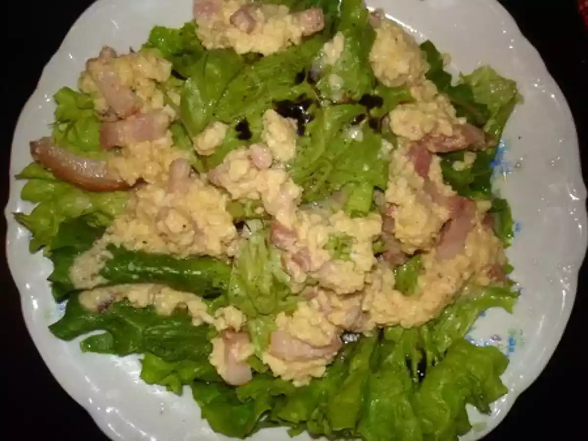 Salade aux oeufs brouillés et aux lardons