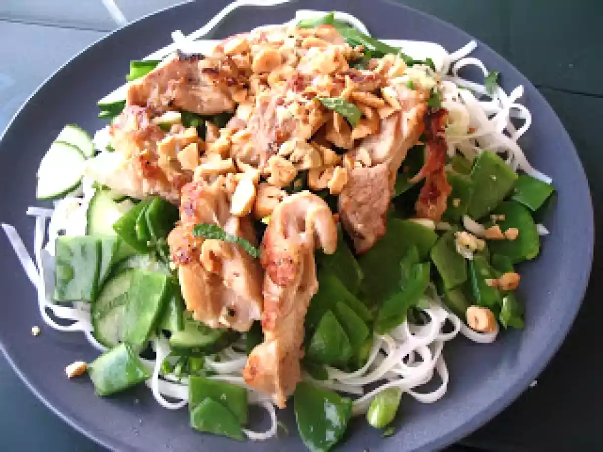 Salade aux poulet, concombre, noix de cajou et nouilles de riz