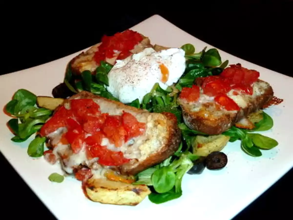 Salade aux toasts de gorgonzola-tomates, artichauts poêlés & oeuf poché