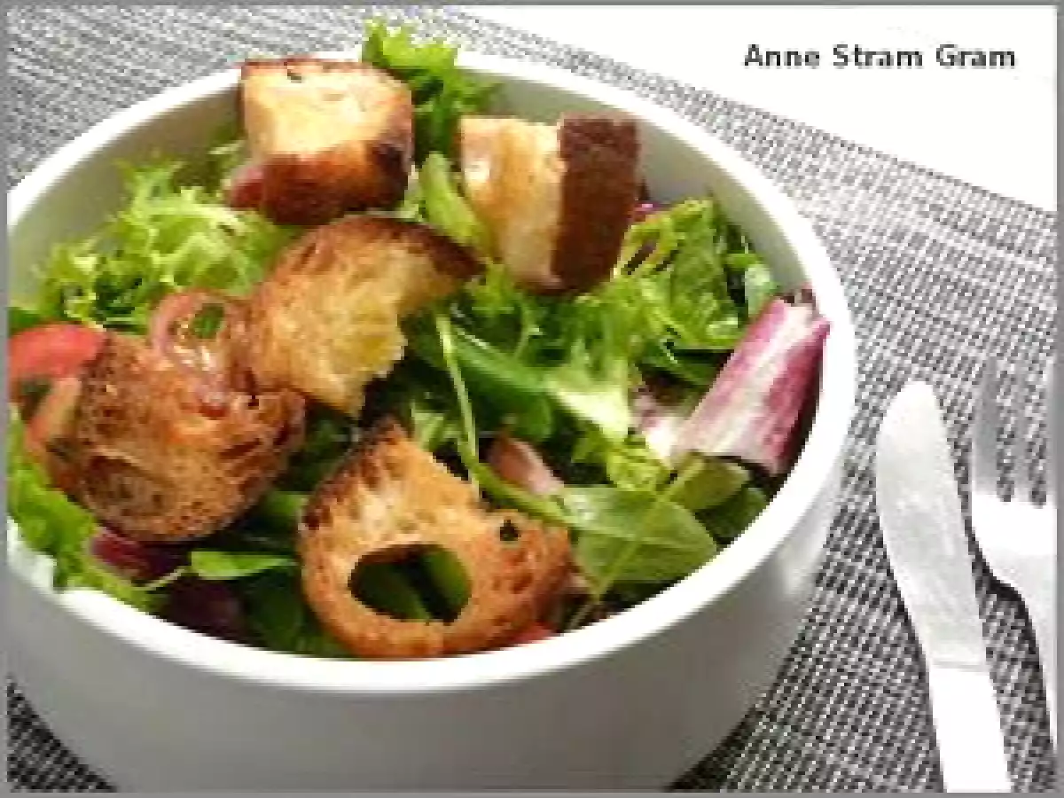 Salade aux tomates cerise, haricots verts et ses croutons à l'ail