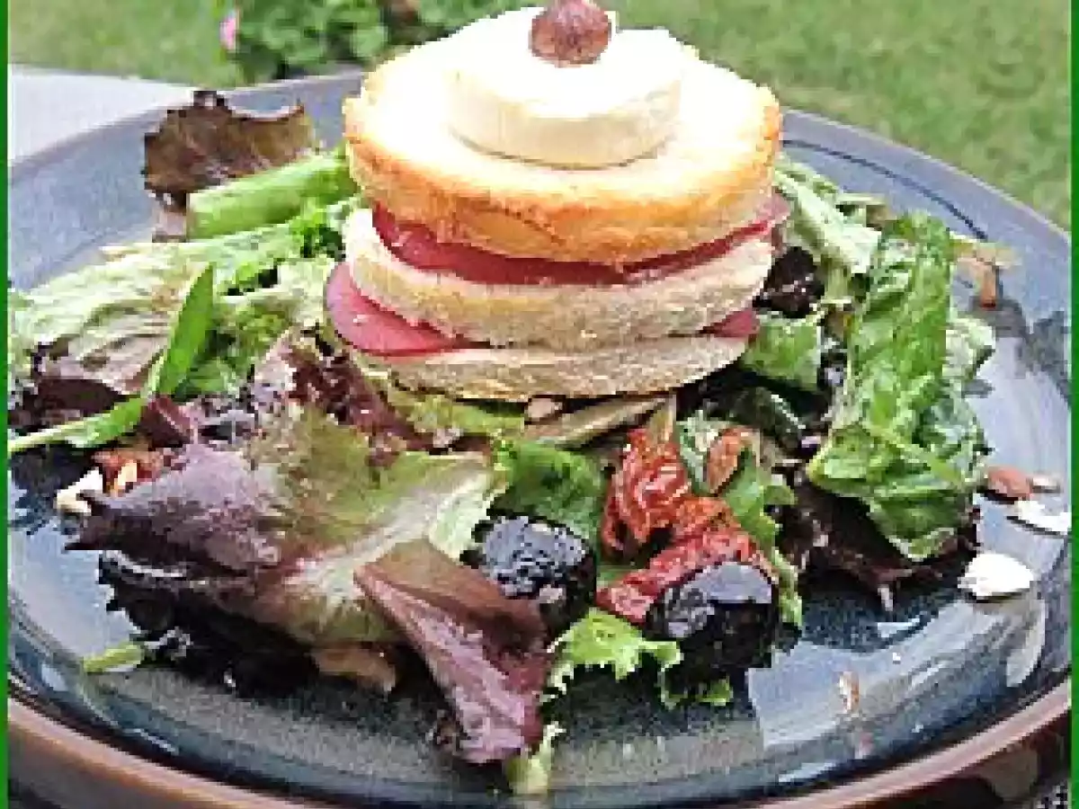 Salade aux tomates confites et croque monsieur chèvre-bacon façon millefeuille