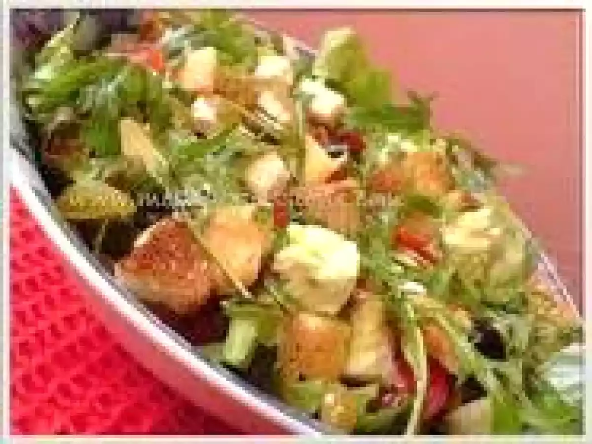 Salade avec sauce à l'huile d'olive et au miel