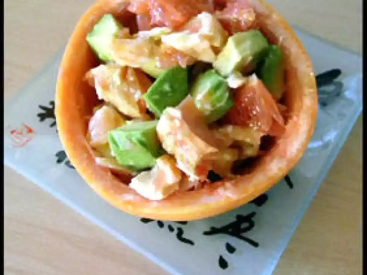 Salade avocat, saumon et pamplemousse rose.