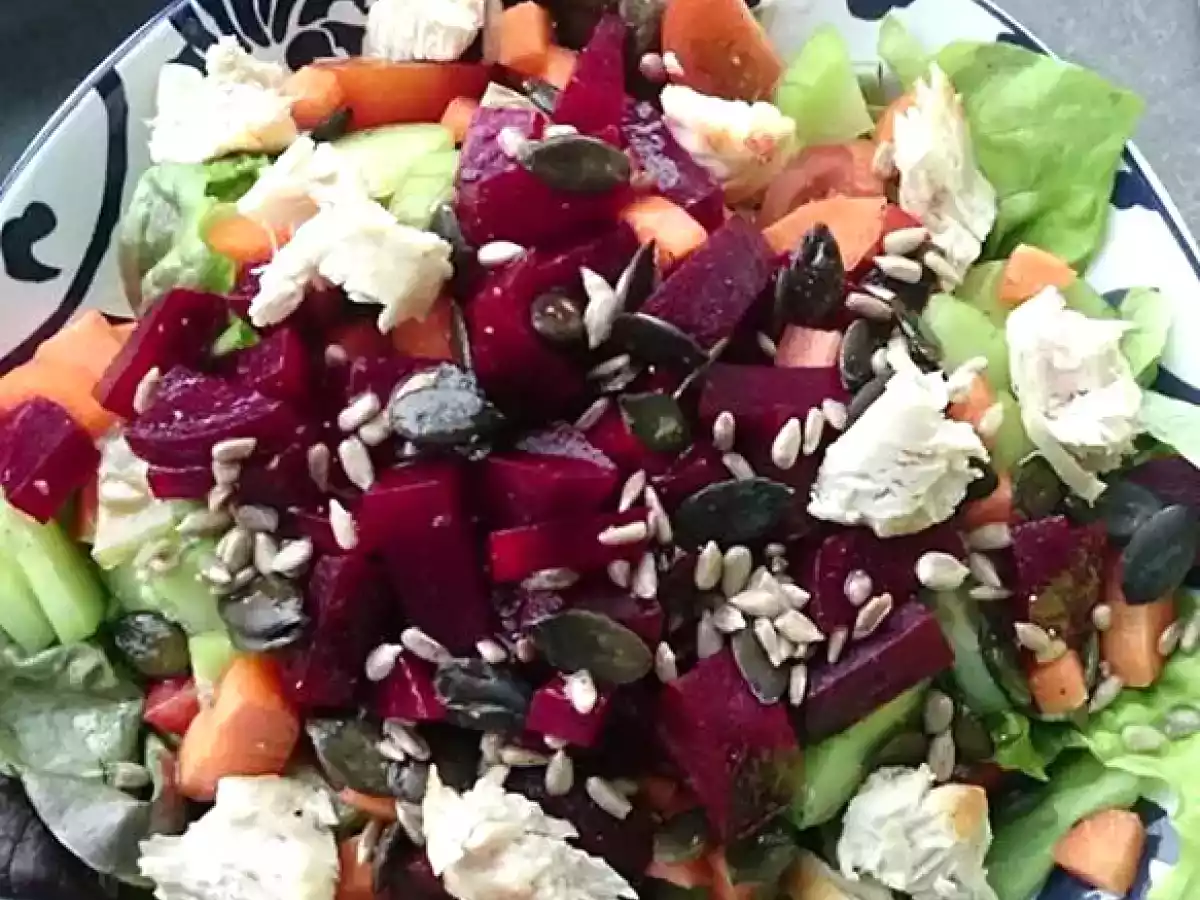 Salade betteraves, carotte, concombre, tomates cerises et graines de courge/tournesol - photo 2