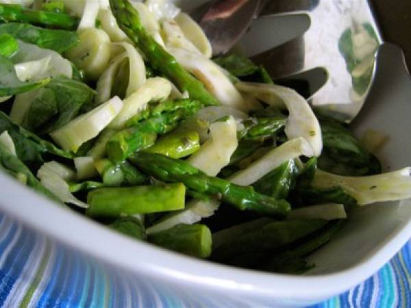 Salade crémeuse d'asperges, d'épinards et de fenouil à l'estragon