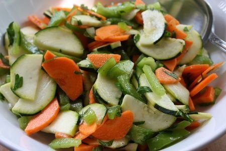Légumes Hachés Carottes Poivrons Courgettes Sur Un éplucheur De Légumes