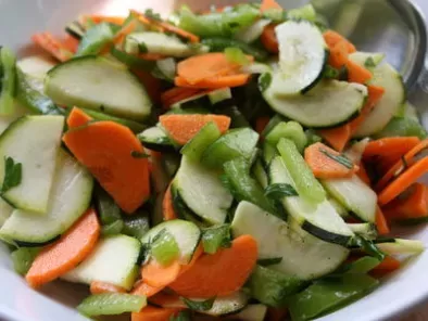Salade croquante de courgette, carotte et poivron