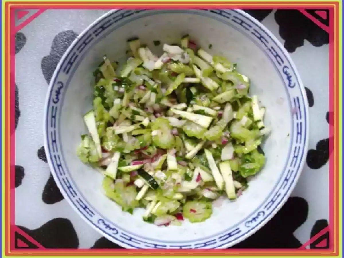Salade Croquante de Courgette Crue, Céleri et Oignon Rouge