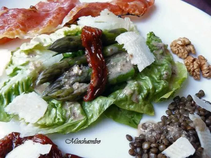 Salade d?Asperges au Parmesan, Jambon Serrano grillé et Vinaigrette de Lentilles