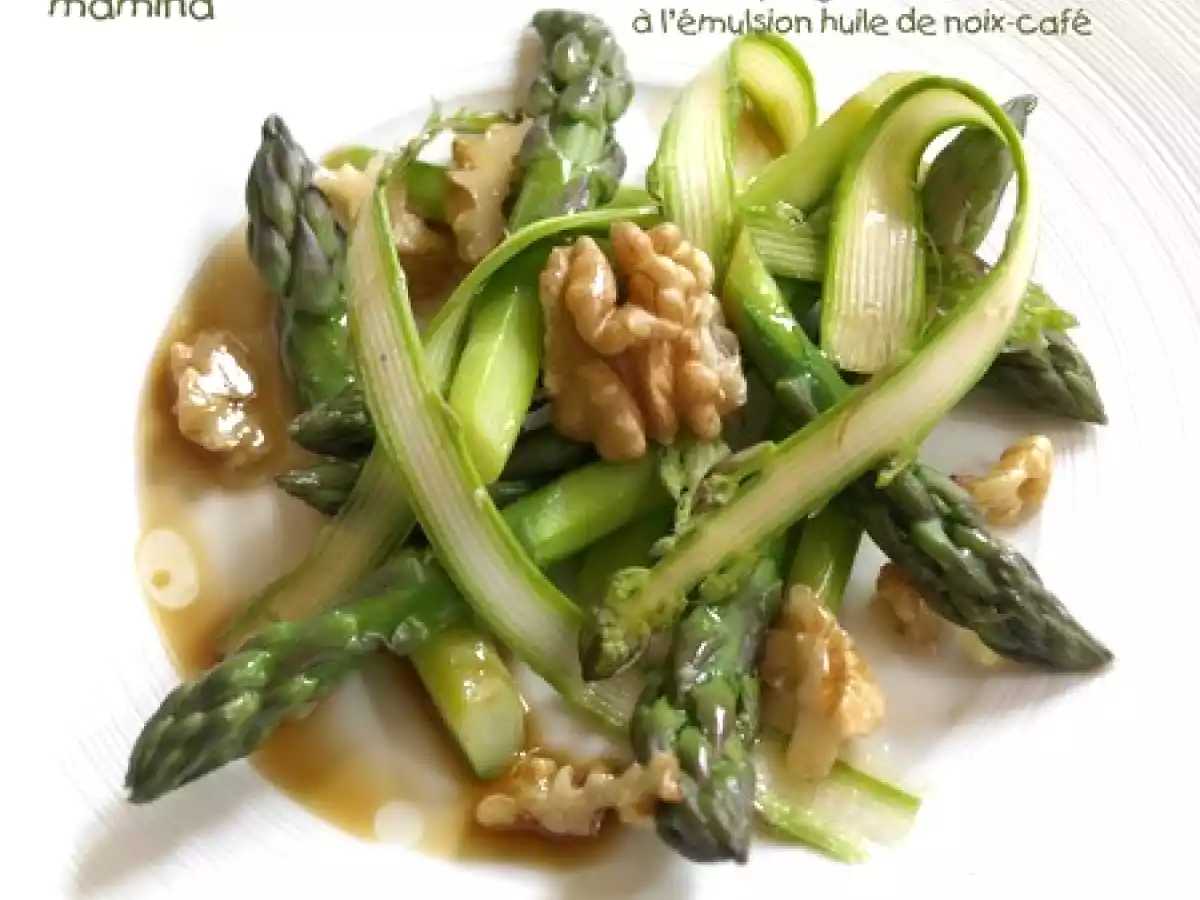 Salade d'asperges vertes assaisonnement au café et à l'huile de noix